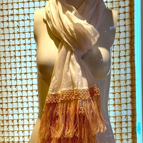 White linen scarf with light pink crochet detail and fringe - Picture 1 of 2